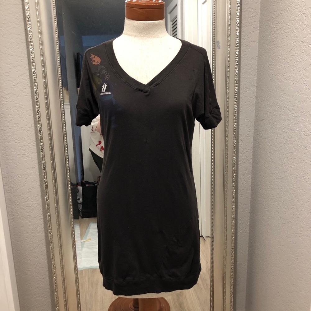 DRIFTER V-NECK T-SHIRT DRESS W/CAR KEYS & ROBOT KEYCHAIN GRAPHICS